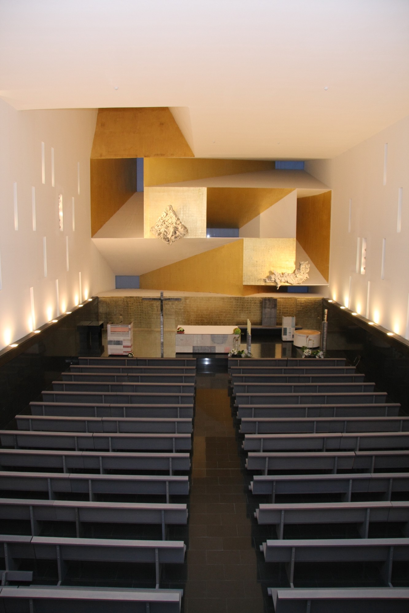 Nave del templo de la Parroquia Santa Mónica, con el retablo dorado al fondo